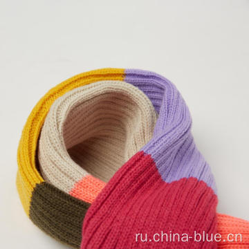 Вязаные шарфы с цветным блоком девушки